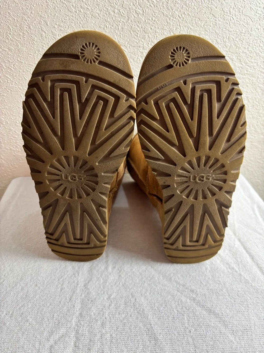 UGG 1016223 Classic Short II Boots for Women Size 9 Chestnut, Water Resistant